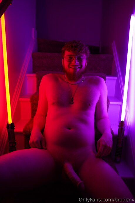 Nacktes geleaktes OnlyFans-Foto von Brodenv