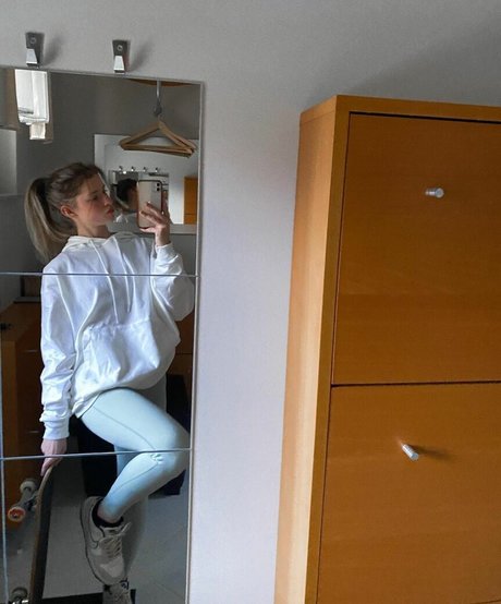 Nacktes geleaktes OnlyFans-Foto von Mira Szalma