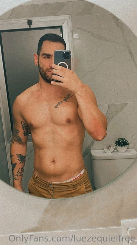 Nacktes geleaktes OnlyFans-Foto von Luezequielfree