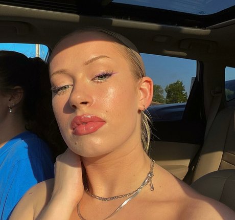 Nacktes geleaktes OnlyFans-Foto von Olivia Juaire