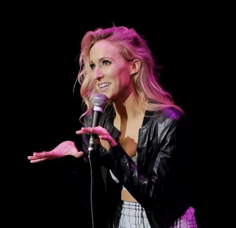 Nacktes geleaktes OnlyFans-Foto von Nikki Glaser