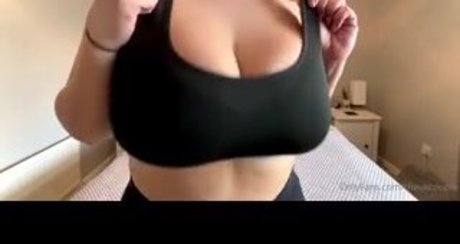 Nacktes geleaktes OnlyFans-Foto von Theukcouple