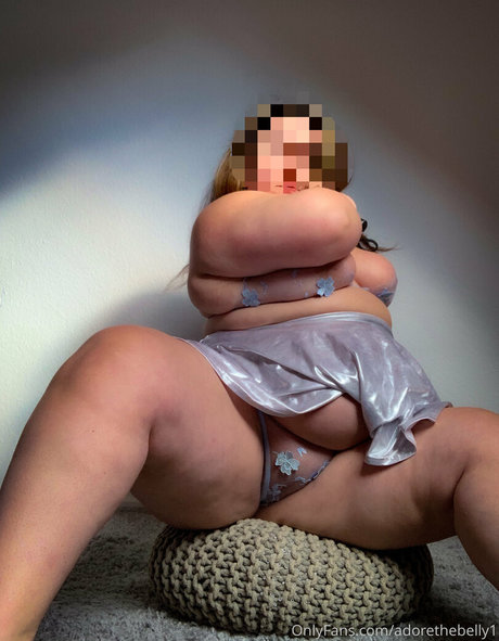 Nacktes geleaktes OnlyFans-Foto von Adorethebelly1