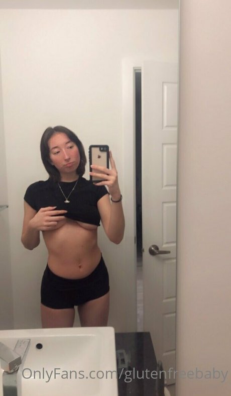 Nacktes geleaktes OnlyFans-Foto von Glutenfreebaby