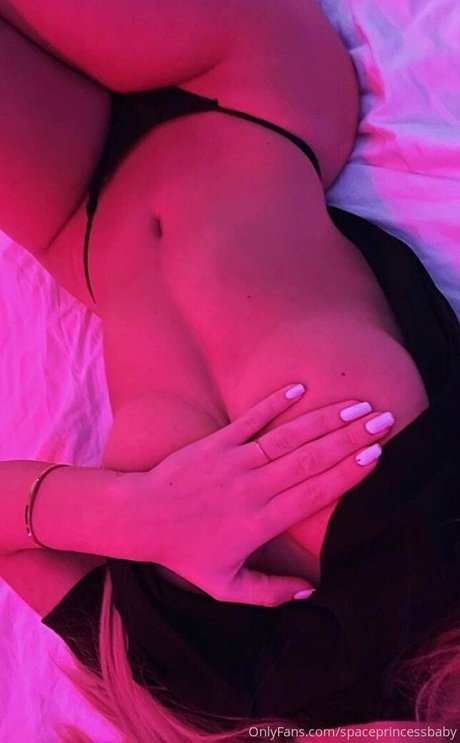 Nacktes geleaktes OnlyFans-Foto von Spaceprincessbaby