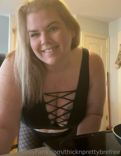 Nacktes geleaktes OnlyFans-Foto von Thicknprettybrefree