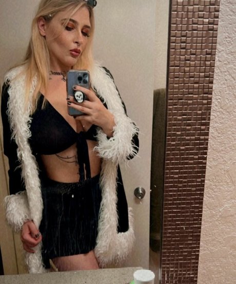 Nacktes geleaktes OnlyFans-Foto von Roxicontin