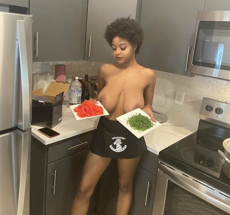 Nacktes geleaktes OnlyFans-Foto von Bush Baby