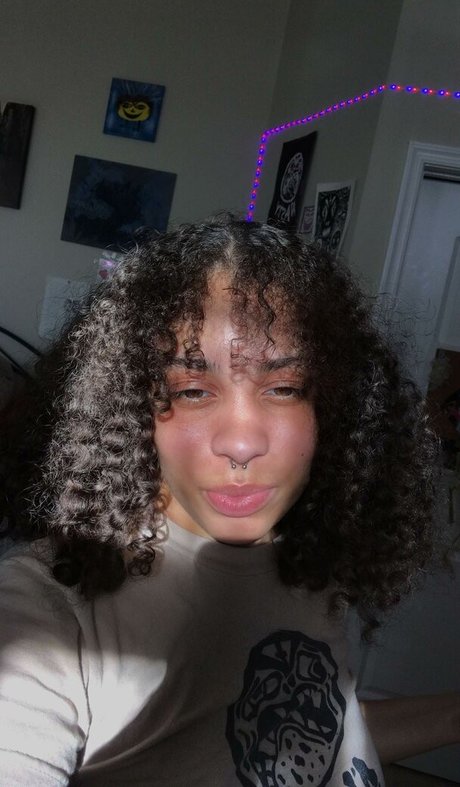 Nacktes geleaktes OnlyFans-Foto von Flowers