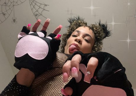 Nacktes geleaktes OnlyFans-Foto von Flowers