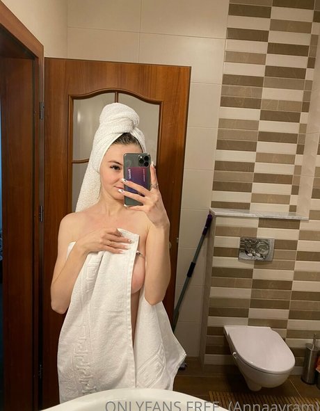 Nacktes geleaktes OnlyFans-Foto von Annaavram