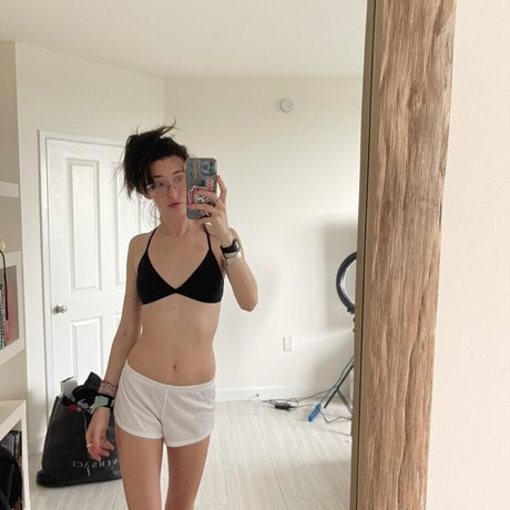 Nacktes geleaktes OnlyFans-Foto von Anne Frank