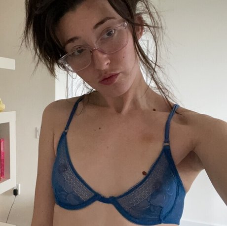 Nacktes geleaktes OnlyFans-Foto von Anne Frank