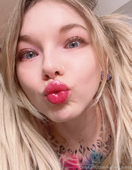 Nacktes geleaktes OnlyFans-Foto von Karneli Bandi