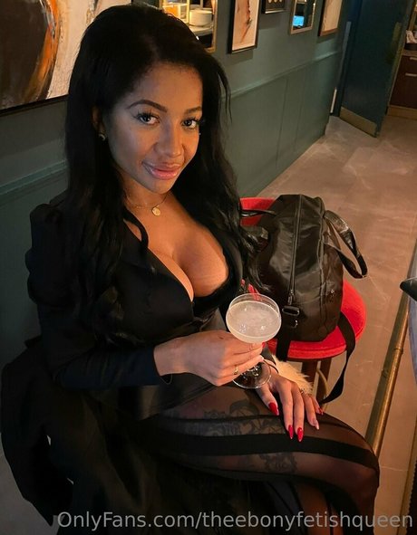 Nacktes geleaktes OnlyFans-Foto von Theebonyfetishqueen