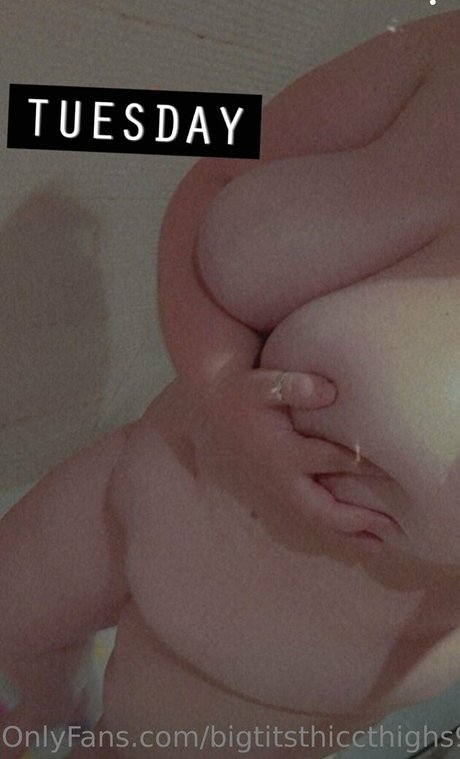 Nacktes geleaktes OnlyFans-Foto von Bigtitsthiccthighs97