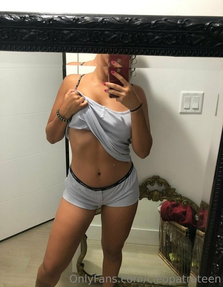 Nacktes geleaktes OnlyFans-Foto von Cleopatrateen
