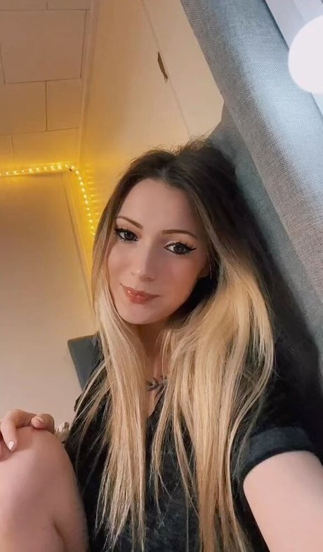 Nacktes geleaktes OnlyFans-Foto von Little Momma