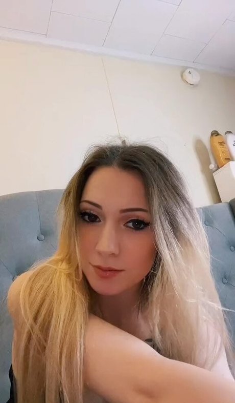 Nacktes geleaktes OnlyFans-Foto von Little Momma