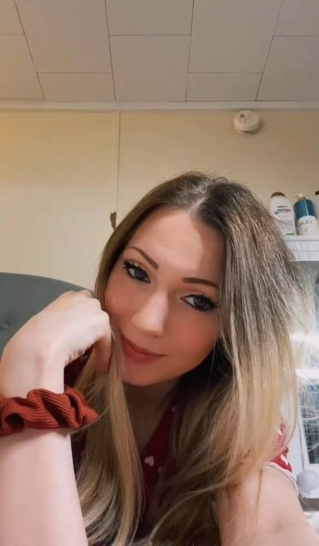 Nacktes geleaktes OnlyFans-Foto von Little Momma