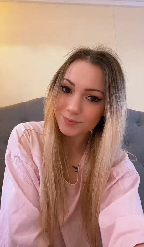 Nacktes geleaktes OnlyFans-Foto von Little Momma