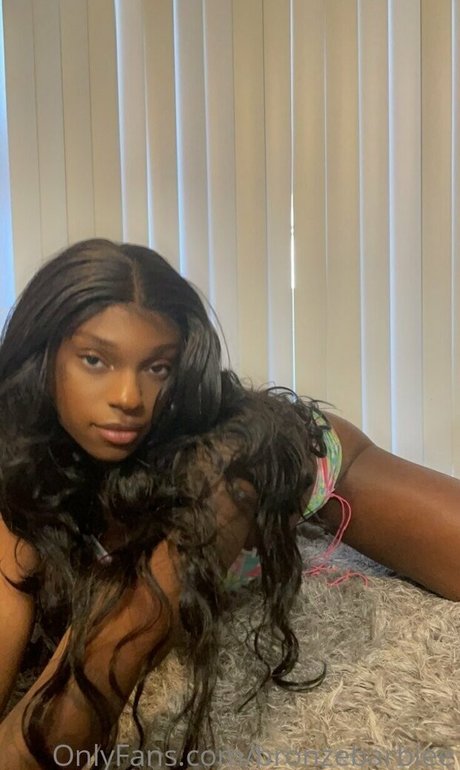 Nacktes geleaktes OnlyFans-Foto von Bronzebarbiee