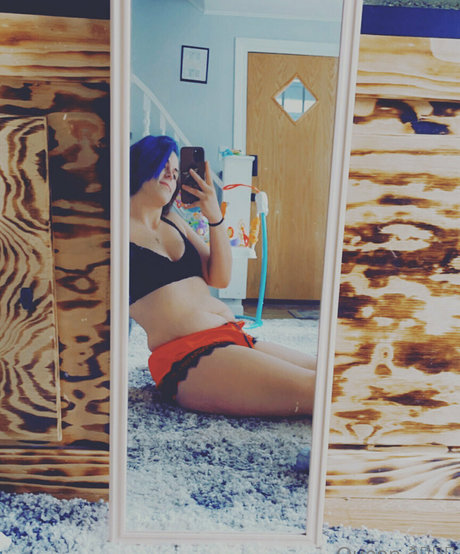 Nacktes geleaktes OnlyFans-Foto von Queenbitch1998