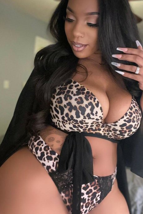 Nacktes geleaktes OnlyFans-Foto von Theemsrobinson
