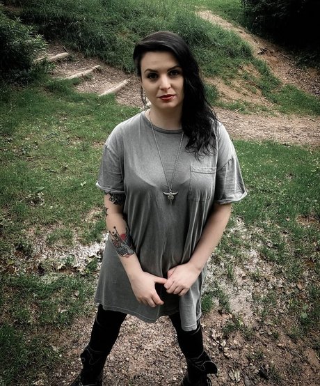 Nacktes geleaktes OnlyFans-Foto von Emma Blackery