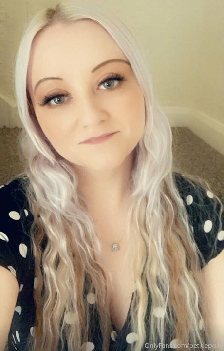 Nacktes geleaktes OnlyFans-Foto von Petitiepolly