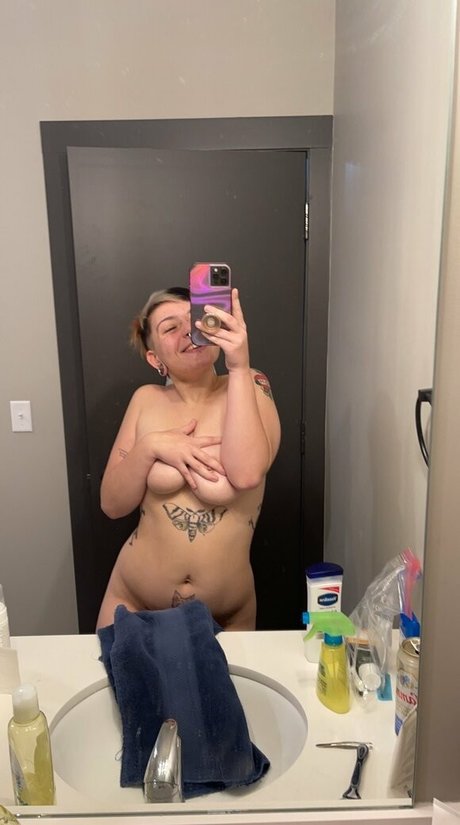 Nacktes geleaktes OnlyFans-Foto von Sweetlildarling