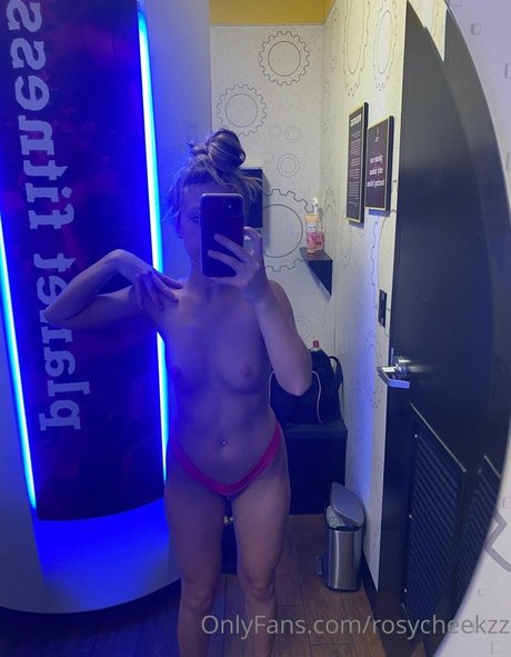Nacktes geleaktes OnlyFans-Foto von Rosycheekzz