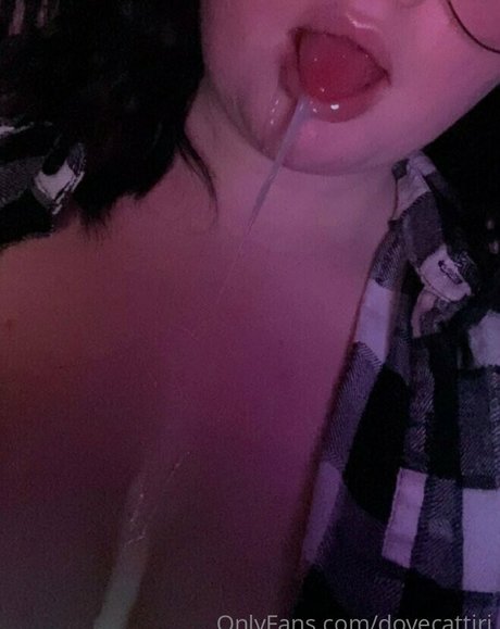 Nacktes geleaktes OnlyFans-Foto von Dovecattiri