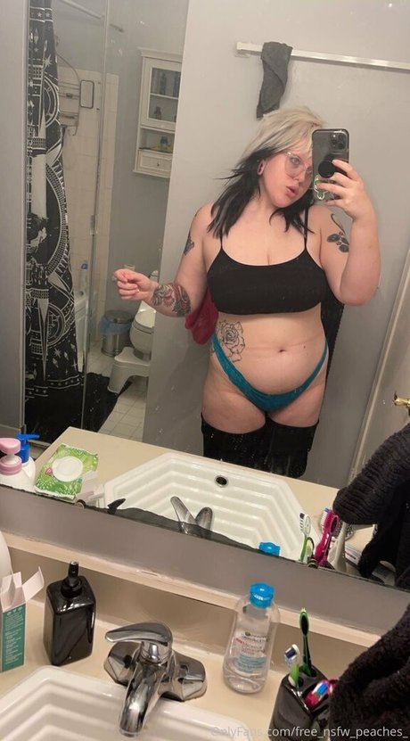 Nacktes geleaktes OnlyFans-Foto von Freensfwpeaches