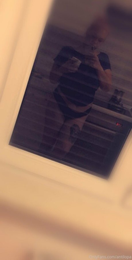 Nacktes geleaktes OnlyFans-Foto von Antilopa