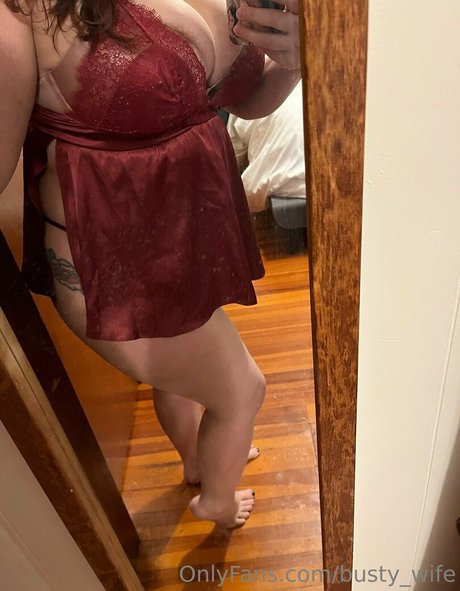 Nacktes geleaktes OnlyFans-Foto von Bustywife