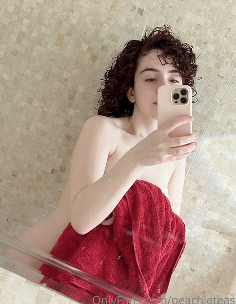 Nacktes geleaktes OnlyFans-Foto von Peachieteas
