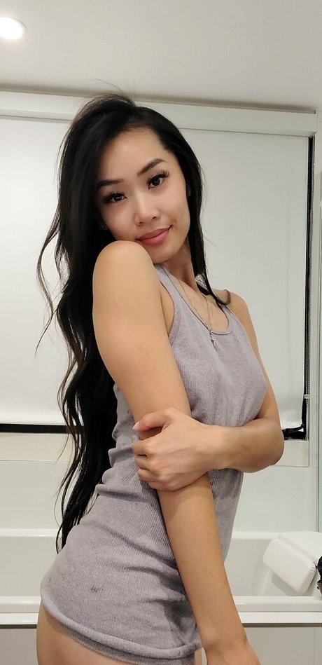 Nacktes geleaktes OnlyFans-Foto von Elizabeth Tran