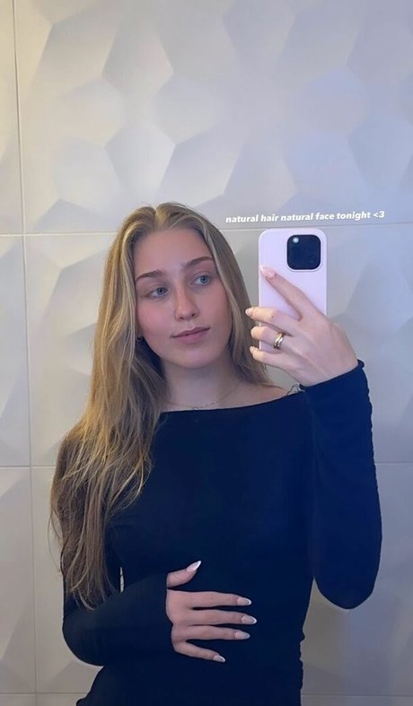 Nacktes geleaktes OnlyFans-Foto von Juliette Bossu