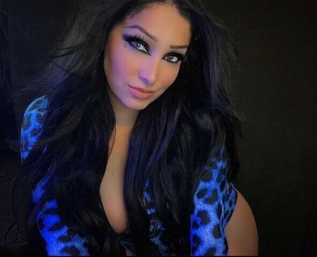 Mandy Leon