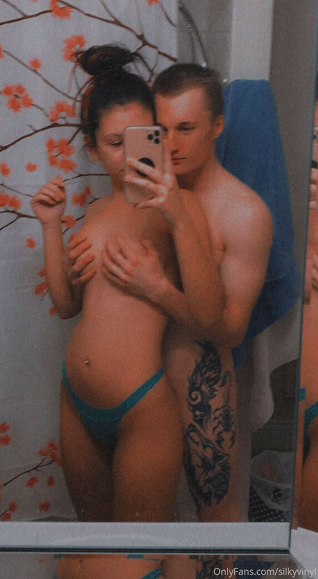 Nacktes geleaktes OnlyFans-Foto von Silkyvinyl