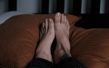 Male_feet_uk