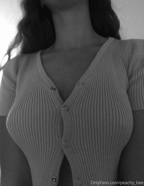 Nacktes geleaktes OnlyFans-Foto von Peachybee