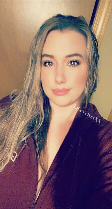 Nacktes geleaktes OnlyFans-Foto von Redvelvetxx
