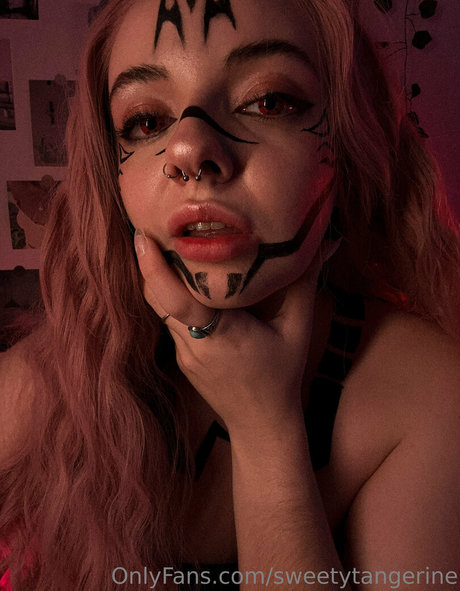 Nacktes geleaktes OnlyFans-Foto von Sweetytangerine
