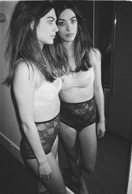 Nacktes geleaktes OnlyFans-Foto von Louise Follain