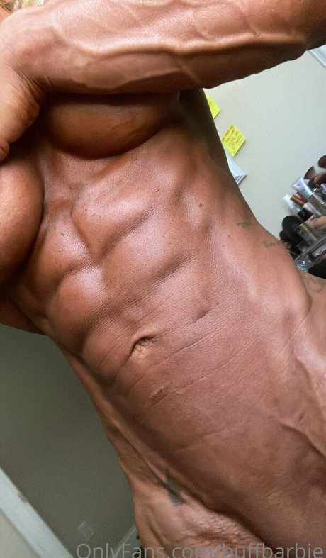 Nacktes geleaktes OnlyFans-Foto von Buffbarbie