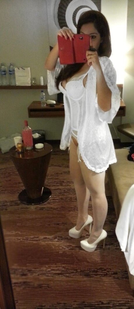 Nacktes geleaktes OnlyFans-Foto von Zareen Zoya Khan