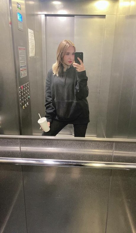 Nacktes geleaktes OnlyFans-Foto von Dollhole  Grabfuck