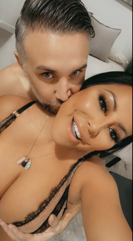 Nacktes geleaktes OnlyFans-Foto von Theonlykiaramia